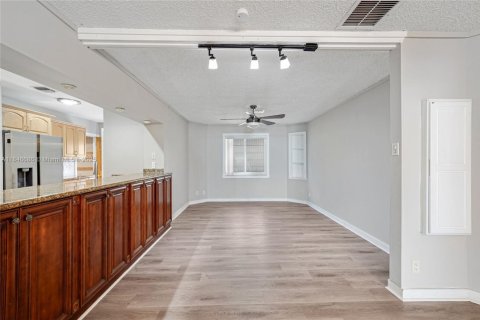 House in Coral Springs, Florida 4 bedrooms, 240.9 sq.m. № 1846169 - photo 9
