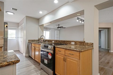 House in Coral Springs, Florida 4 bedrooms, 240.9 sq.m. № 1846169 - photo 15