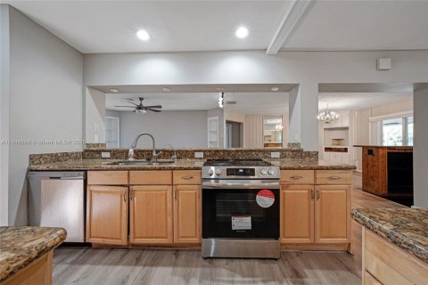 House in Coral Springs, Florida 4 bedrooms, 240.9 sq.m. № 1846169 - photo 16