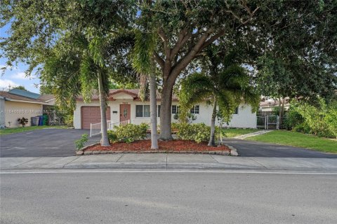 House in Coral Springs, Florida 4 bedrooms, 240.9 sq.m. № 1846169 - photo 2