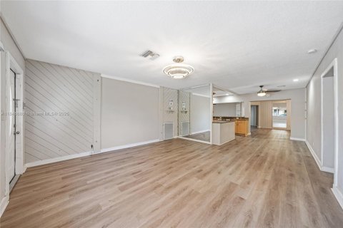 House in Coral Springs, Florida 4 bedrooms, 240.9 sq.m. № 1846169 - photo 4