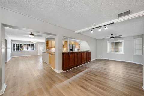 House in Coral Springs, Florida 4 bedrooms, 240.9 sq.m. № 1846169 - photo 7