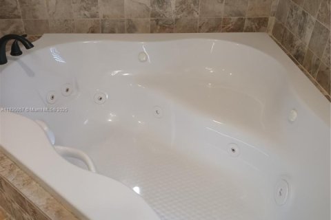 House in Miramar, Florida 6 bedrooms, 278.71 sq.m. № 1944922 - photo 17