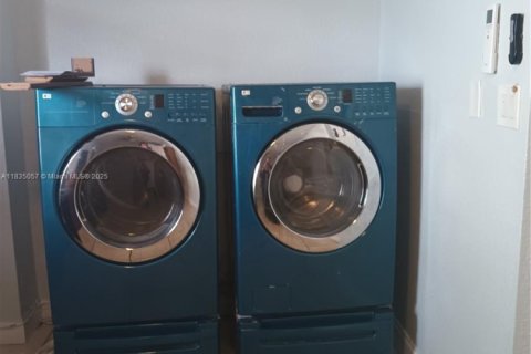 House in Miramar, Florida 6 bedrooms, 278.71 sq.m. № 1944922 - photo 20