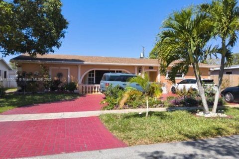 Villa ou maison à louer à Miramar, Floride: 6 chambres, 258.73 m2 № 1944922 - photo 1
