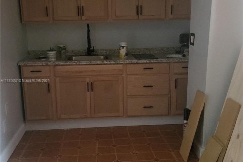 Villa ou maison à louer à Miramar, Floride: 6 chambres, 258.73 m2 № 1944922 - photo 13