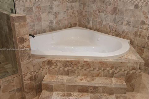 House in Miramar, Florida 6 bedrooms, 278.71 sq.m. № 1944922 - photo 18