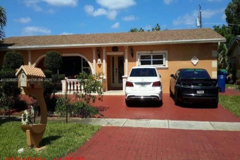Villa ou maison à louer à Miramar, Floride: 6 chambres, 258.73 m2 № 1944922 - photo 2