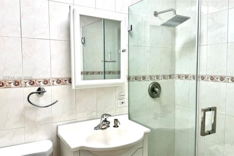 House in Miami Beach, Florida 3 bedrooms, 135.27 sq.m. № 1996079 - photo 8