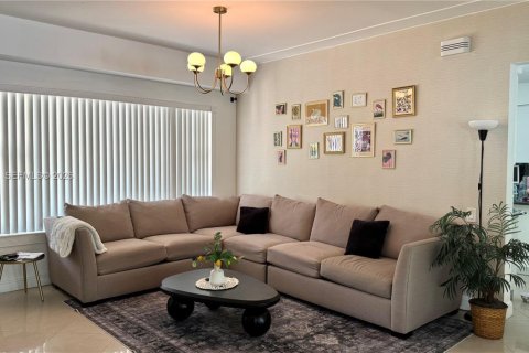 House in Miami Beach, Florida 3 bedrooms, 135.27 sq.m. № 1996079 - photo 3