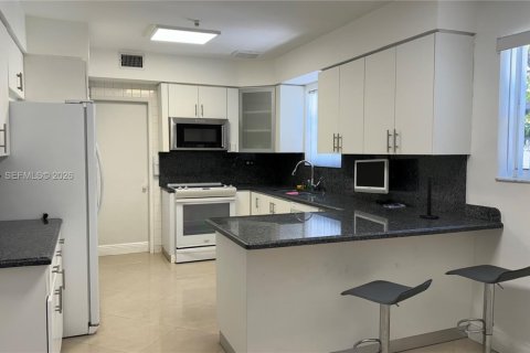 House in Miami Beach, Florida 3 bedrooms, 135.27 sq.m. № 1996079 - photo 4