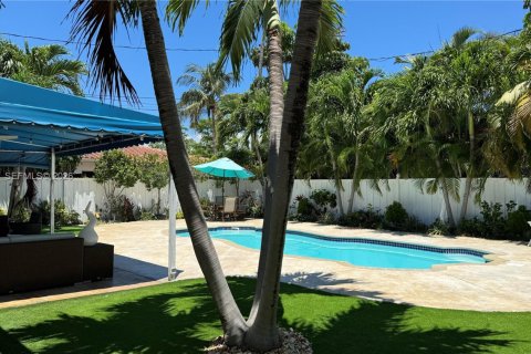 House in Miami Beach, Florida 3 bedrooms, 135.27 sq.m. № 1996079 - photo 15