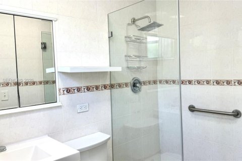 House in Miami Beach, Florida 3 bedrooms, 135.27 sq.m. № 1996079 - photo 11