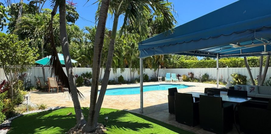 House in Miami Beach, Florida 3 bedrooms, 135.27 sq.m. № 1996079