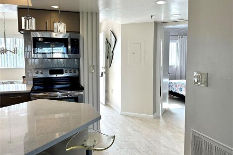 Condo in Englewood, Florida, 2 bedrooms  № 1904480 - photo 9