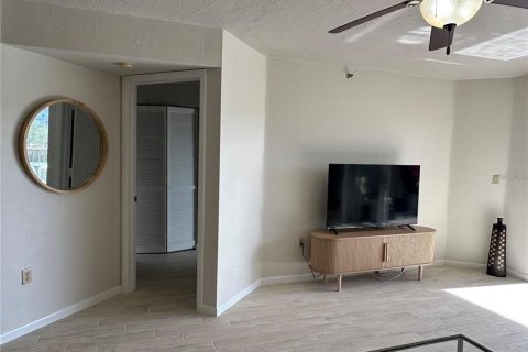 Condo in Englewood, Florida, 2 bedrooms  № 1904480 - photo 10