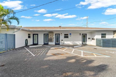 Commercial property in Dunedin, Florida 598.01 sq.m. № 2112059 - photo 25