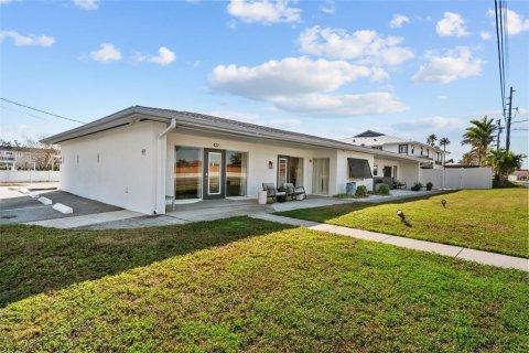 Commercial property in Dunedin, Florida 598.01 sq.m. № 2112059 - photo 14
