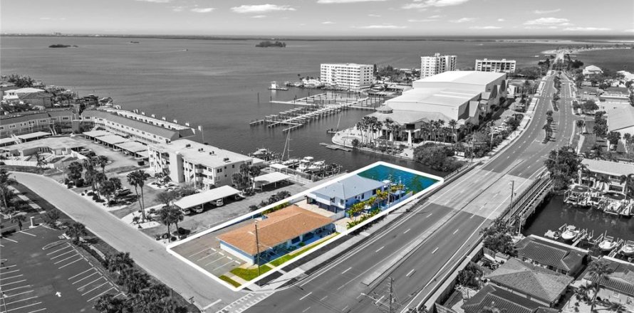 Commercial property in Dunedin, Florida 598.01 sq.m. № 2112059