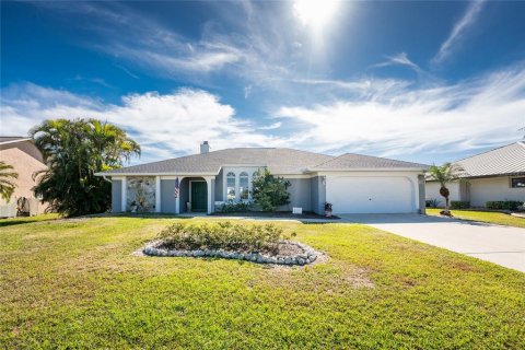 House in Lake Suzy, Florida 3 bedrooms, 177.91 sq.m. № 1732469 - photo 2