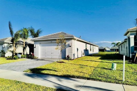 House in Port St. Lucie, Florida 3 bedrooms, 209.4 sq.m. № 2432137