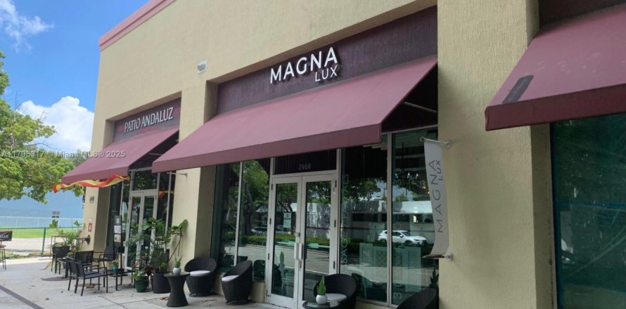 Commercial property in Coral Gables, Florida № 1864701