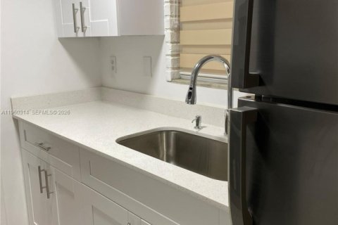 Condominio en North Miami, Florida, 1 dormitorio  № 2028511