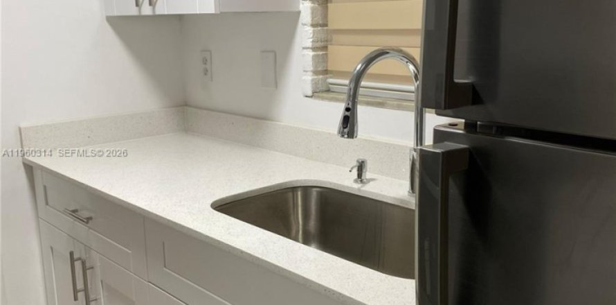 Condominio en North Miami, Florida, 1 dormitorio  № 2028511