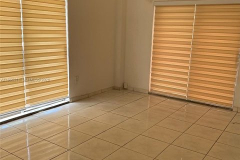 Condominio en venta en North Miami, Florida, 1 dormitorio, 78.97 m2 № 2028511 - foto 2
