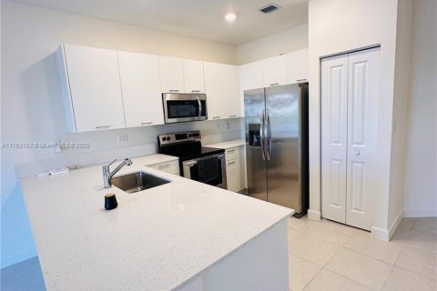 Townhouse in Miami, Florida 3 bedrooms, 157.47 sq.m. № 1865302 - photo 14