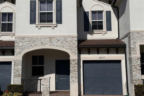 Townhouse in Miami, Florida 3 bedrooms, 157.47 sq.m. № 1865302 - photo 1