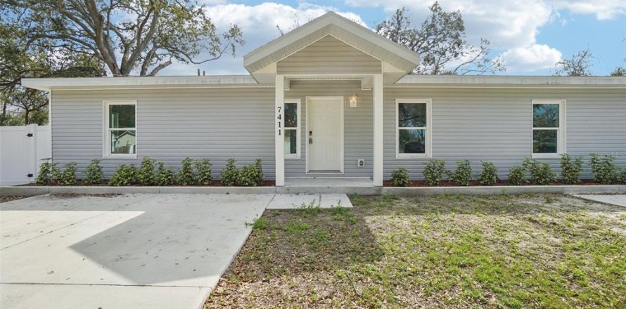 Commercial property in Tampa, Florida 6 bedrooms, 293.39 sq.m. № 1532914