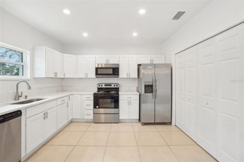 Commercial property in Tampa, Florida 6 bedrooms, 293.39 sq.m. № 1532914 - photo 17
