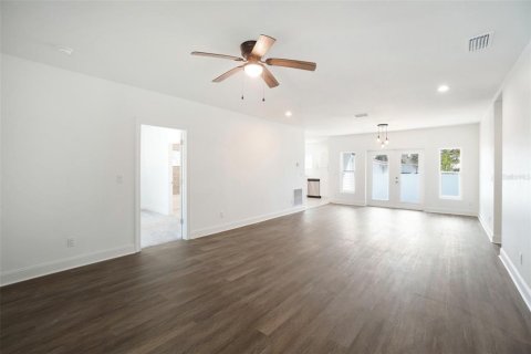 Commercial property in Tampa, Florida 6 bedrooms, 293.39 sq.m. № 1532914 - photo 10