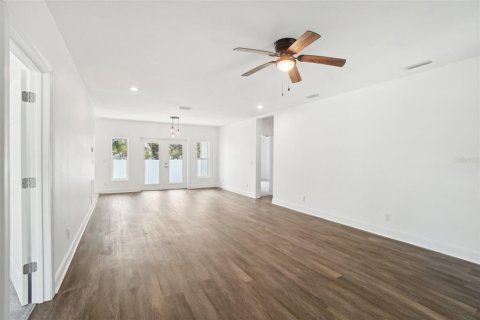 Commercial property in Tampa, Florida 6 bedrooms, 293.39 sq.m. № 1532914 - photo 9