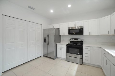 Commercial property in Tampa, Florida 6 bedrooms, 293.39 sq.m. № 1532914 - photo 15
