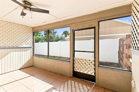 House in Port Richey, Florida 3 bedrooms, 149.02 sq.m. № 2330241 - photo 17