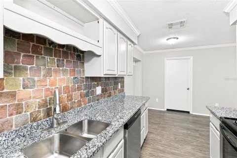 House in Port Richey, Florida 3 bedrooms, 149.02 sq.m. № 2330241 - photo 8
