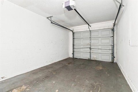 House in Port Richey, Florida 3 bedrooms, 149.02 sq.m. № 2330241 - photo 9