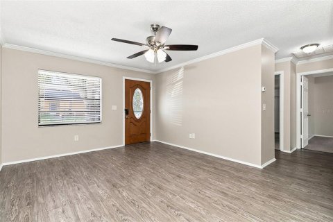 House in Port Richey, Florida 3 bedrooms, 149.02 sq.m. № 2330241 - photo 2