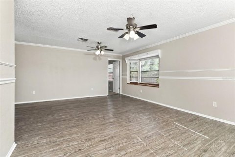 House in Port Richey, Florida 3 bedrooms, 149.02 sq.m. № 2330241 - photo 13