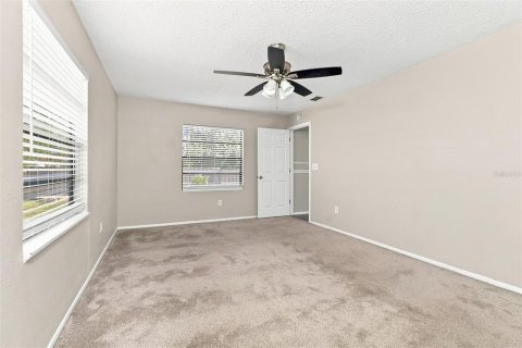 House in Port Richey, Florida 3 bedrooms, 149.02 sq.m. № 2330241 - photo 15