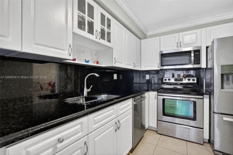Condo in Miami, Florida, 2 bedrooms  № 1967801 - photo 14