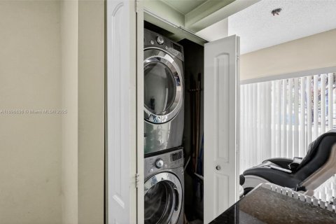 Condo in Miami, Florida, 2 bedrooms  № 1967801 - photo 15