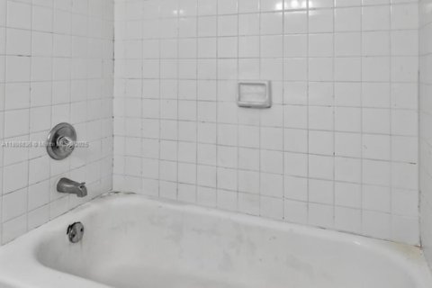 Condo in Miami, Florida, 2 bedrooms  № 1967801 - photo 20