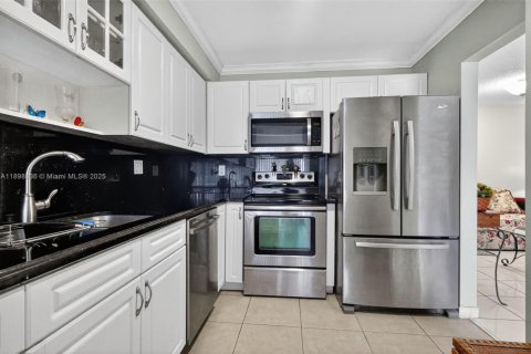 Condo in Miami, Florida, 2 bedrooms  № 1967801 - photo 13