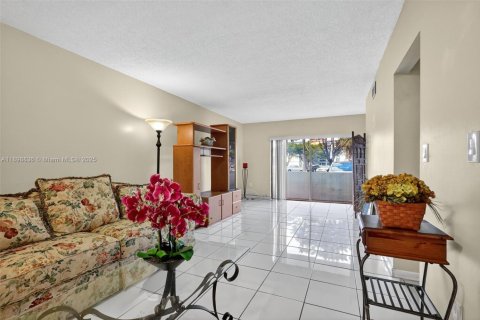 Condo in Miami, Florida, 2 bedrooms  № 1967801 - photo 5