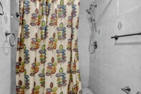 Condo in Miami, Florida, 2 bedrooms  № 1967801 - photo 27