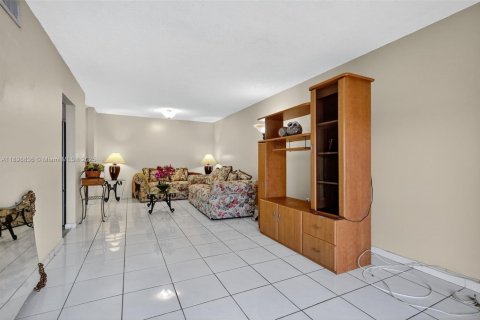 Condo in Miami, Florida, 2 bedrooms  № 1967801 - photo 9