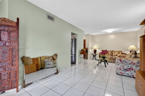 Condo in Miami, Florida, 2 bedrooms  № 1967801 - photo 10